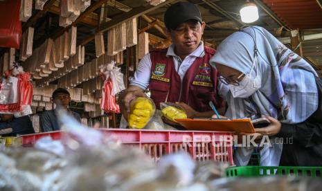 Petugas Dinas Kesehatan Kota Tangerang mengambil sampel tahu untuk diuji kandungan zatnya yang dijual di Pasar Lembang, Ciledug, Kota Tangerang, Banten, Selasa (5/3/2024). Menjelang bulan Ramadhan, Dinas Ketahanan Pangan dan Dinas Kesehatan Kota Tangerang melakukan pengawasan pangan untuk mengantisipasi adanya kandungan zat berbahaya pada bahan pangan yang dijual di sejumlah pasar. 