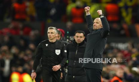  Pelatih kepala Manchester United Erik ten Hag merayakan berakhirnya pertandingan sepak bola leg kedua playoff Liga Europa antara Manchester United dan Barcelona di stadion Old Trafford di Manchester, Inggris, Jumat (24/2/2023) dini hari WIB 