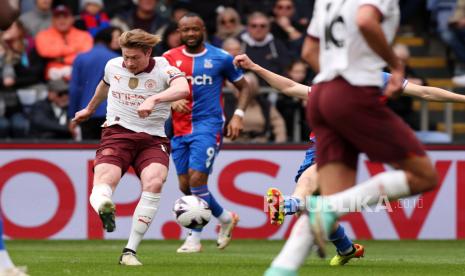 Pemain Manchester Kevin De Bruyne melepaskan tendangan saat melawan Crystal Palace pada pertandingan sepak bola Liga Premier Inggris di London, Sabtu (6/4/2024).