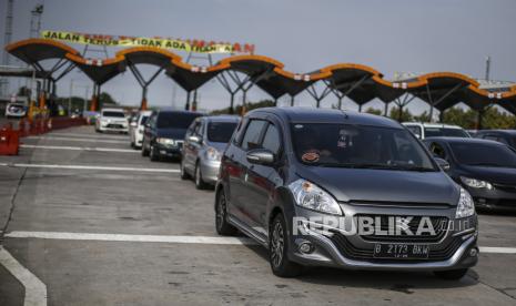 Pengendara melintasi gerbang tol menuju arah Jakarta di Gerbang Tol Palimanan, Jawa Barat (29/4/2023). PT Jasa Marga mengatakan kebijakan diskon tarif tol berhasil mengajak pemudik balik di luar periode puncak arus balik.