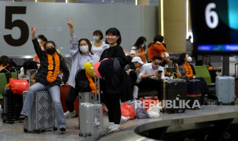 Wisatawan mancanegara asal China tiba di Terminal Internasional Bandara Internasional I Gusti Ngurah Rai, Badung, Bali, Ahad (22/1/2023). Sebanyak 210 orang penumpang asal Shenzhen, China tiba di Pulau Dewata dengan menumpang penerbangan carter maskapai Lion Air JT2648 yang menjadi penerbangan perdana dari China ke Bali sejak Pemerintah China mengizinkan warganya untuk kembali bepergian ke luar negeri. 