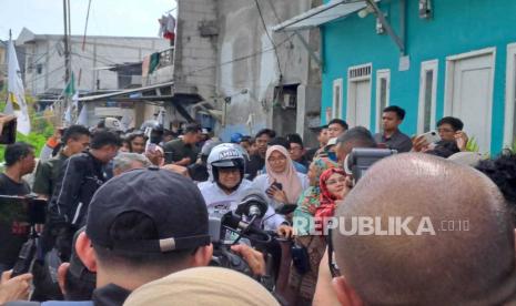 Capres Koalisi Perubahan Anies Baswedan saat melakukan kampanye menggunakan sepeda motor di Kampung Tanah Merah, Koja, Jakarta Utara, Selasa (28/11/2023). 