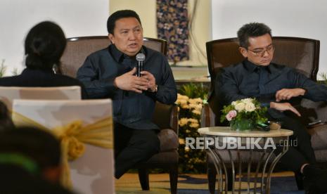 Presiden Direktur PT Adaro Energy Indonesia Tbk Garibaldi Thohir (kiri) bersama Wakil Presiden Direktur Adaro Christian Ariano Rachmat (kanan) menyampaikan keterangan pers usai melaksanakan Rapat Umum Pemegang Saham Tahunan (RUPST) PT Adaro Energy Indonesia Tbk di Jakarta, Rabu (15/5/2024). RUPST tersebut menyetujui dan mengesahkan laporan tahunan serta laporan keuangan konsolidasi ADRO pada tahun 2023, pembagian dividen tunai final sejumlah US$400 juta serta mengangkat Bapak Iwan Dewono Budiyuwono sebagai Direktur Perseroan. Selain itu, PT Adaro Energy Indonesia Tbk mencatat pencapaian dengan tingkat efisiensi yang memuaskan serta mendukung percepatan transformasi transisi energi Indonesia menuju ekonomi hijau berkelanjutan.