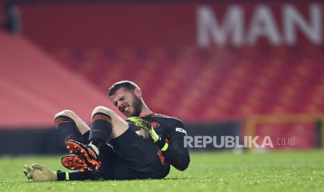 Kiper Manchester United David de Gea meringis usai tabrakan saat pertandingan sepak bola Liga Inggris antara Manchester Utd melawan Wolverhampton Wanderers di Stadion Old Trafford di Manchester, Inggris, Selasa, 29 Desember 2020. 