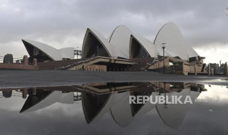 Refleksi gedung Sydney Opera House di Australia, Selasa (29/6). Dua rumah sakit besar di barat Sydney, Australia, pada Kamis (26/8) mendirikan tenda-tenda darurat di luar ruangan untuk membantu menangani peningkatan pasien Covid-19.