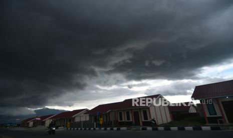 Ilustrasi awan tebal menyelimuti langit. BMKG Prakirakan Kaltim Hujan Lebat Disertai Petir pada Jumat