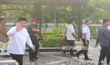 Menteri Badan Usaha Milik Negara (BUMN) Erick Thohir menghadiri apel hari santri di Tugu Pahlawan, Surabaya, Ahad (22/10/2023).