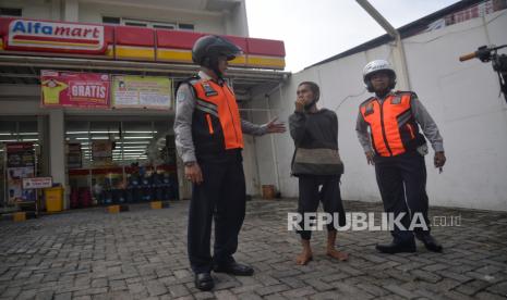 Tim gabungan saat melakukan penertiban juru parkir liar yang berada di minimarket Kawasan Bungur, Senen, Jakarta, Rabu (15/5/2024). Petugas gabungan yang terdiri Satpol PP, Dishub, Polisi, dan TNI melakukan penindakan terhadap jukir liar di berbagai wilayah di Jakarta selama 1 bulan ke depan. Tim gabungan akan turun ke daerah-daerah yang dinilai telah meresahkan masyarakat.