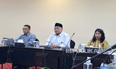 Ketua Asosiasi Asuransi Umum Indonesia (AAUI) Budi Herawan (tengah), Wakil Ketua AAUI Bidang Statistik dan Riset Trinita Situmeang (kanan), dan Direktur Eksekutif Asosiasi Asuransi Umum Indonesia (AAUI) Bern Dwiyanto (kiri) dalam konferensi pers kinerja asuransi umum kuartal III 2023 di Jakarta, Selasa (28/11/2023). 