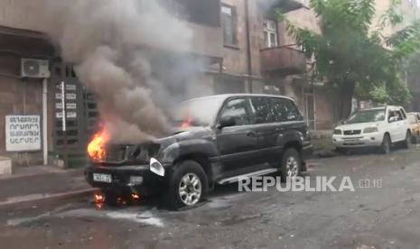  Gambar diam yang diambil dari video selebaran yang disediakan oleh Kementerian Luar Negeri Armenia mengklaim menunjukkan puing-puing setelah pertempuran di Stepanakert dari Nagorno-Karabakh, 04 Oktober 2020. Bentrokan bersenjata meletus pada 27 September 2020 dalam konflik teritorial yang membara antara Azerbaijan dan Armenia atas Wilayah Nagorno-Karabakh di sepanjang garis kontak Republik Nagorno-Karabakh yang memproklamirkan diri (juga dikenal sebagai Artsakh).