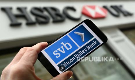  Logo SVB ditampilkan pada smartphone di luar cabang bank HSBC di London, Inggris,  Senin (13/3/2023). Perusahaan jasa keuangan HSBC Holdings telah mengumumkan telah membeli SVB (Silicon Valley Bank) seharga satu Pound Inggris (£1). Kesepakatan itu melindungi aset deposan dan mencegah operasi bank AS di Inggris dari keruntuhan.