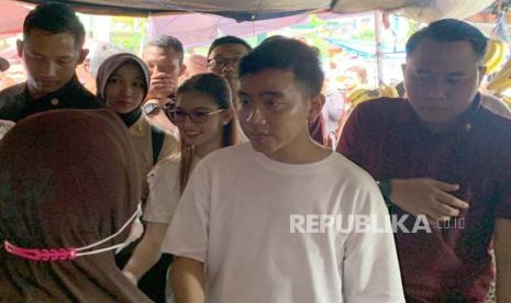 Cawapres nomor urut 2, Gibran Rakabuming Raka ketika menerima deklarasi dukungan dari organisasi relawan Sedulur Jokowi di Hotel Borobudur, Jakarta Pusat, Ahad (3/12/2023). 