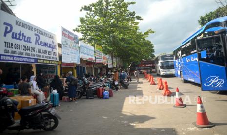 Pemudik menunggu keberangkatan bus di Terminal Bus Jombor, Sleman, Yogyakarta, Senin (17/4/2023). 