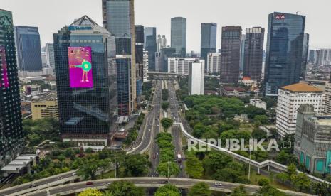 Suasana deretan gedung perkantoran di Jakarta,Ahad (11/10). Pemerintah Provinsi DKI Jakarta mengurangi kebijakan rem darurat di Ibu Kota dengan kembali memberlakukan Pembatasan Sosial Berskala Besar (PSBB) Transisi mulai Senin (12/10) hingga Senin (25/10), karena adanya pelambatan kenaikan kasus positif dan kasus aktif Covid-19 meski masih terjadi peningkatan penularan. Republika/Putra M. Akbar