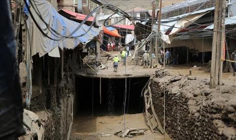 Jumlah korban dari banjir akibat hujan lebat di desa-desa di sekitar ibukota Iran, Teheran, telah meningkat menjadi 18 orang.