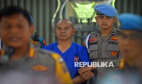 Petugas provost mengawal tersangka AKP Dadang Iskandar saat konfrensi pers di Mapolda Sumatera Barat, di Padang, Sabtu (23/11/2024). Polda Sumbar menetapkan Kabag Ops Polres Solok Selatan AKP Dadang Iskandar sebagai tersangka penembakan terhadap Kasatreskrim Polres Solok Selatan AKP Ryanto Ulil Anshari hingga tewas. 