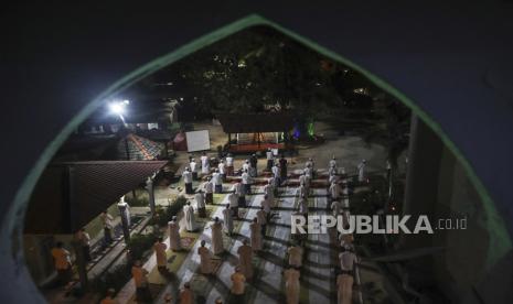  Malaysia : Prokes Sholat di Masjid  Cegah Penyebaran Covid-19. Foto:  Warga menunaikan shalat tarawih dengan menjaga jarak sosial di Madrasah Darul Solihin Al Qadiri, Kuala Lumpur, Malaysia, Kamis (14/5) malam. Malaysia sebagian akan melonggarkan aturan larangan sholat berjamaah di sebagian besar masjid mulai 15 Mei