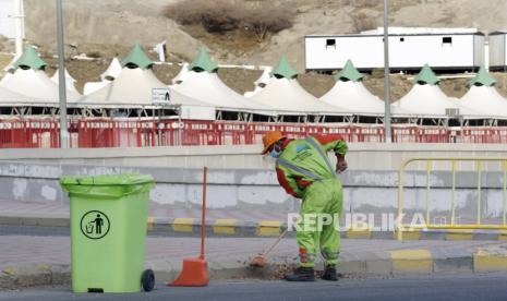 Seorang pekerja Bengali membersihkan jalan di sebuah kamp tenda di Mina, dekat kota suci Muslim Makkah, menjelang haji tahunan yang akan datang, Selasa, 13 Juli 2021. Kepala Daker Makkah: Pelayanan untuk Jamaah Haji Tahun Ini Lebih Baik