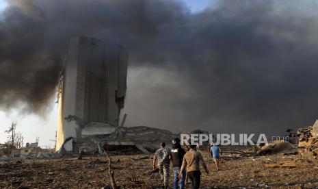 Asap mengepul dari lokasi ledakan di pelabuhan Beirut, Lebanon, Selasa (4/8) waktu setempat.