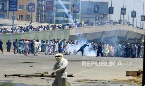  Pendukung mantan Perdana Menteri Pakistan Imran Khan bentrok dengan polisi menyusul penangkapan ketua partai oposisi Pakistan Tehrik-e-Insaf, di Peshawar, Pakistan, Rabu (10/5/2023). Sedikitnya empat orang tewas dan puluhan lainnya luka-luka pada 09 Mei dalam kekacauan di seluruh Pakistan setelah penangkapan mantan perdana menteri Khan, kata juru bicara partai PTI-nya.