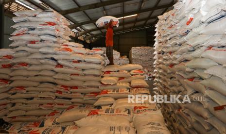 Pekerja menata beras di Gudang Bulog Ketapang, Banyuwangi, Jawa Timur, Kamis (22/2/2024). 