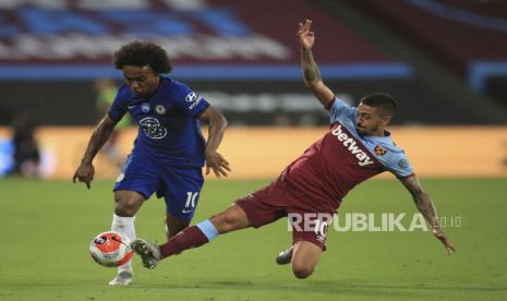 Gelandang Chelsea Willian (kiri) saat menghadapi West Ham United.