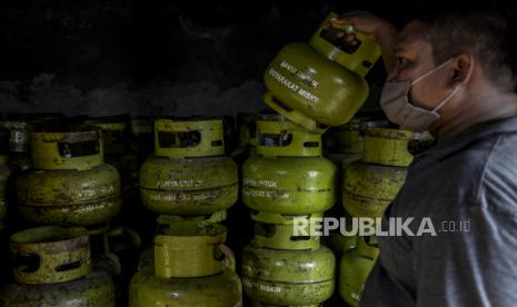  Pertamina MOR I menyelidiki penjualan elpji bersubsidi tiga kilogram yang melebihi harga eceran tertinggi Rp 18 ribu di Kota Batam, Kepulauan Riau. (ilustrasi)