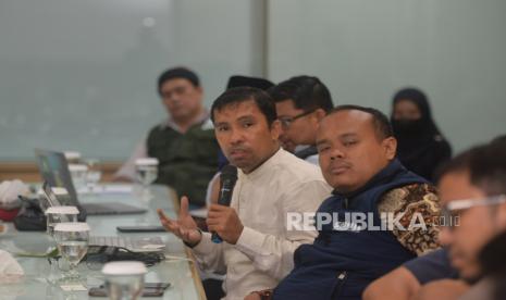 Peserta menyampaikan pandangannya saat Focus Group Discussion (FGD) Strategi Komunikasi Peringatan Satu Tahun Serangan Israel ke Gaza di Kantor Republika, Jakarta, Jumat (27/9/2024). Republika menggelar FGD dengan topik Jangan Lupakan Palestina