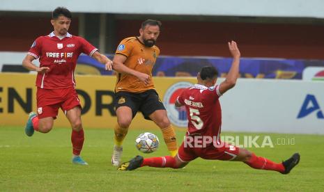 Bek tengah Persis Solo, Jaime Xavier menghadang laju playmaker Bhayangkara FC Mati Mier pada lanjutan BRI Liga 1 di Stadion Maguwoharjo, Sleman, Yogyakarta, Kamis (2/2/2023). Pada pertandingan ini Persis Solo harus takluk dari tim tamu Bhayangkara FC dengan skor 1-3.