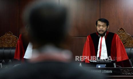 Ketua Majelis Hakim Mahkamah Konstitusi Anwar Usman bersiap memimpin sidang pembacaan putusan usia capres-cawapres. MK memaparkan sejarah kajian batas usia capres-cawapres di MPR dalam sidang gugatan.