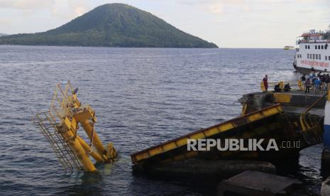 Sejumlah warga melihat kondisi jembatan penghubung kendaraan yang ambruk setelah ditabrak kapal penumpang di Dermaga 1 Pelabuhan  Ferry Bastiong, Kota Ternate, Maluku Utara, Rabu (10/5/2023). Jembatan yang ambruk sekitar pukul 16.00 WIT tersebut akibat KMP Mutiara Pertiwi 1 tidak mengurangi kecepatan saat akan bersandar sehingga menabrak dermaga tersebut. 