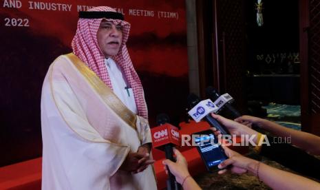 Menteri Perdagangan Arab Saudi Majid bin Abdullah Al-Qasabi memberikan keterangan kepada wartawan saat sesi wawancara dalam acara G20 Trade, Investment, and Industry Ministerial Meeting (TIIMM) di Nusa Dua, Badung, Bali, Jumat (23/9/2022). Majid bin Abdullah Al-Qasabi mengatakan Pemerintah Arab Saudi memastikan negosiasi perjanjian kerja sama Comprehensive Economic Partnership Agreement (CEPA) dengan Indonesia bakal segera dimulai dalam beberapa minggu ke depan. Mendag Arab Saudi Sebut Raja Salman Bakal Hadiri KTT G20 di Bali