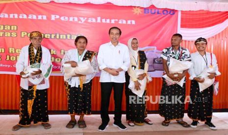 Presiden Joko Widodo (Jokowi) membagikan bantuan pangan cadangan beras pemerintah (CBP) kepada sejumlah keluarga penerima manfaat (KPM) di Kompleks Pergudangan Danga, Kabupaten Nagekeo, Nusa Tenggara Timur (NTT), Selasa (5/12/2023). 