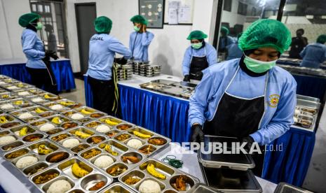 Petugas menyiapkan paket makanan bergizi gratis (MBG) di dapur Sekolah Staf dan Komando Angkatan Laut (Seskoal), Cipulir, Jakarta, Selasa (14/1/2025). 