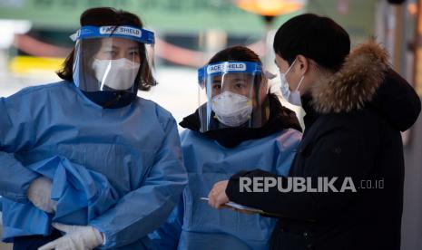  Petugas kesehatan di klinik darurat untuk pengujian penyakit coronavirus (COVID-19) di luar balai kota Seoul di Seoul, Korea Selatan, 05 Januari 2021.