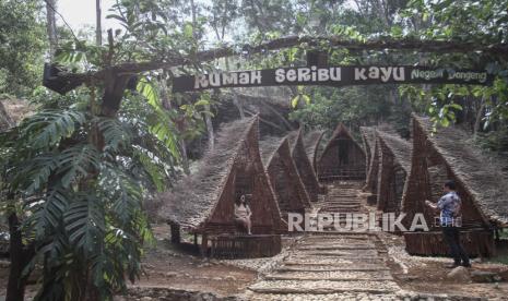 Wisatawan mengunjungi obyek wisata kawasan Hutan Pinus Mangunan di Bantul, DI Yogyakarta, Rabu (22/7/2020). Kementerian Pariwisata dan Ekonomi Kreatif menggelar gerakan Bersih, Indah, Sehat dan Aman (Bisa) secara serentak di 13 destinasi wisata seluruh DI Yogyakarta dengan memberdayakan 600 pelaku pariwisata dan ekonomi kreatif yang terdampak ekonominya selama pandemi COVID-19 agar dapat beradaptasi menuju tatanan kehidupan baru di sektor pariwisata, salah satunya kawasan hutan Pinus Mangunan. 