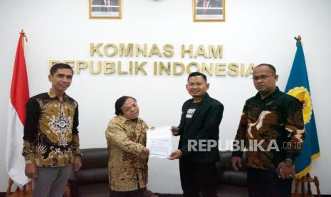 Komnas HAM menerima pengaduan Lembaga Bantuan Hukum dan Advokasi Publik (LBH-AP) PP Muhammadiyah terkait dugaan pelanggaran HAM yang dilakukan dua peneliti BRIN Andi Pangerang Hasanuddin dan Thomas Djamaluddin pada Selasa (16/5/2023). LBH PP Muhammadiyah sebut ada tiga alasan lapor AP Hasanuddin dan Thomas Djamaluddin.