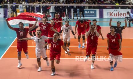 Para penggawa timnas bola voli putra Indonesia saat melakukan selebrasi kemenangan.