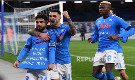 Penyerang Napoli Lorenzo Insigne (kiri) merayakan dengan menunjukkan kaos bertuliskan: HappyValentine