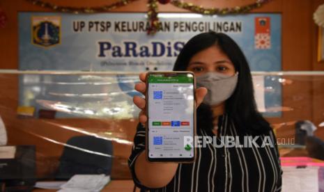 Warga menunjukkan tampilan formulir pencetakan KTP elektronik 