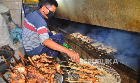 Warga memproduksi ikan asap di sentra industri pengasapan ikan Desa Wonosari, Demak, Jawa Tengah. Warga setempat memproduksi ikan asap mencapai 10 ton per hari yang dijual Rp15.000- Rp90.000 per kilogram tergantung jenis ikan ke berbagai kota di Jawa Tengah. ANTARA FOTO/Yusuf Nugroho/aww.