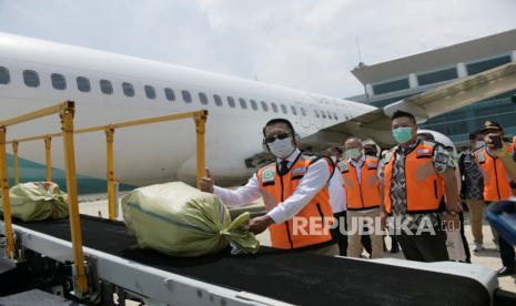 Gubernur Jawa Barat Ridwan Kamil meninjau pelayanan kargo usai penandatanganan Kerja sama BIJB dengan Garuda Indonesia, di Bandara Internasional Jawa Barat (BIJB) Kertajati, Kabupaten Majelengka, Selasa (23/2). Kerjasama tersebut selain menguatkan BIJB sebagai bandara logistik juga menjadi solusi untuk keluar dari krisis akibat pandemi Covid-19.