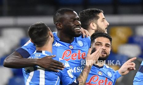 Bek Napoli Kalidou Koulibaly (tengah).