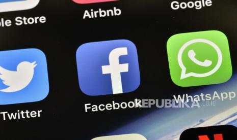 FILE - Ikon Facebook dan WhatsApp terlihat pada iPhone di Gelsenkirchen, Jerman, 15 November 2018. Ponsel enam aktivis hak asasi manusia Palestina terinfeksi spyware dari perusahaan peretas Israel yang terkenal, NSO Group. pada Juli 2020, seorang peneliti keamanan menemukan hanya beberapa hari sebelum menteri pertahanan Israel mencap beberapa organisasi teroris majikan mereka. 