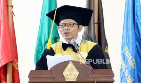 Prof Dr Hasyim Muhammad MAg Sebagai guru besar bidang Ilmu Fikih, dalam rangkaian kegiatan Dies Natalis UIN Walisongo ke 53, di Gedung Tgk Ismail Yaqub Auditorium 2 Kampus 3 UIN Walisongo Semarang, Rabu (15/3).