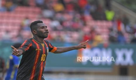 Pesepak bola Papua Ricky Ricardo C.G.T Cawor meluapkan kegembiraanya usai mencetak gol ke gawang Jawa Barat saat pertandingan penyisihan sepak bola putra PON Papua di Stadion Mandala, Kota Jayapura, Papua, Senin (27/9/2021). Tim Sepak Bola Papua menang dengan skor 5-1. 