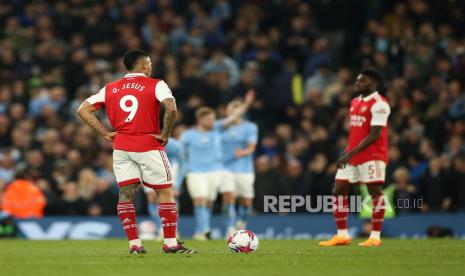 Gabriel Jesus (kiri) dan Thomas Partey menyaksikan para pemain Manchester City melakukan selebrasi, Kamis (27/6/2023). 