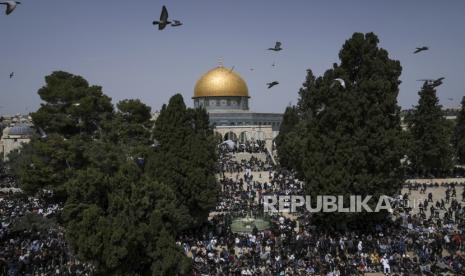 Warga Palestina melaksanakan shalat Jumat pertama Ramadan di luar Masjid Dome of Rock di kompleks Masjid Al-Aqsa di Kota Tua Yerusalem, Jumat (24/3/2023).