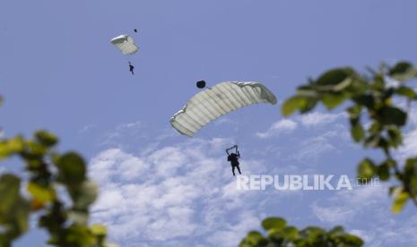 DPR resmi mengesahkan rancangan undang-undang (RUU) tentang Pengesahan Perjanjian Antara Pemerintah Republik Indonesia dengan Pemerintah Republik Singapura tentang Kerja Sama Pertahanan atau Defence Cooperation Agreement (DCA) menjadi undang-undang.