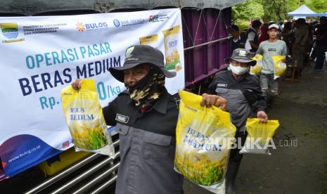 Operasi pasar beras medium yang digelar Pemkot Bandung bersama Bulog Kota Bandung dan Bank Indonesia di Kantor Bulog, Rancasari, Kota Bandung, Selasa (14/2/2023). Kantor Perwakilan Bank Indonesia (BI) Tasikmalaya, Jawa Barat, mengingatkan semua elemen masyarakat untuk berbelanja pangan sesuai kebutuhan tanpa harus cemas kehabisan barang.